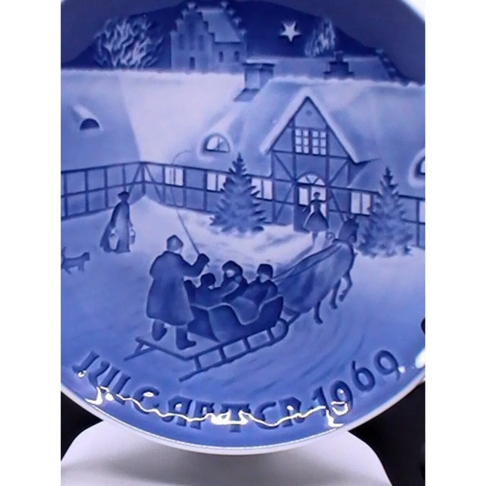 B&G‎ Bing & Grondahl 1969 Arrival of Christmas Guests Denmark BG9
